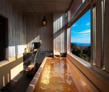 Indoor wooden onsen bath with sea view at 伊豆高原の隠れ宿Syuhari守破離 in Chūbu Shizuoka