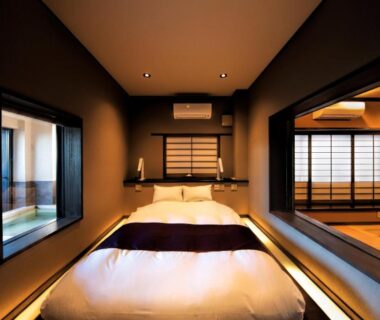 Modern tatami room with low beds, shoji screens and wood accents at 伊豆高原の隠れ宿Syuhari守破離 in Shizuoka