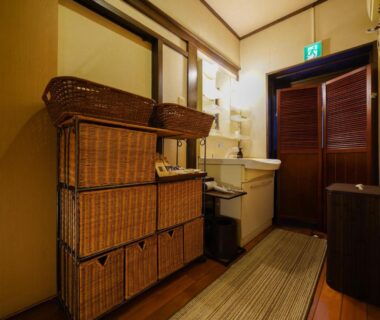 Hallway sink and woven basket storage at 信州の古民家宿 真秀ろばmahoroba in Nagano Chūbu