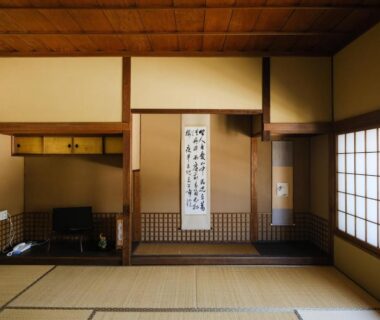 Tatami room with tokonoma alcove, shoji screens and wooden ceiling at Yakuōin in Nagano