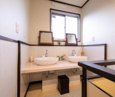 Double washbasins and mirrors in ryokan wash area at Manrikiya Bekkan, Beppu, Ōita, Kyūshū