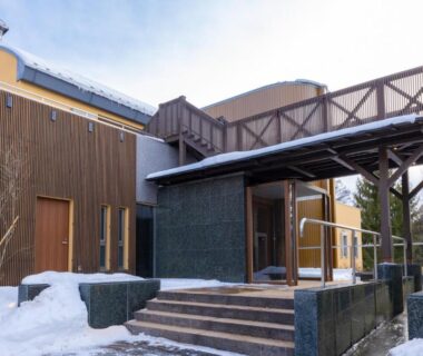 Exterior entrance with snow, wooden facade and steps at Bettei Tateshina Kunpū, Nagano