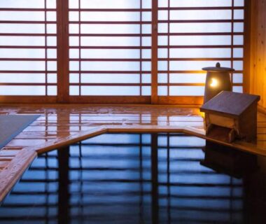 Wooden indoor onsen tub with shoji screens at Kappō Ryokan Kiyoto in Chiba Kantō