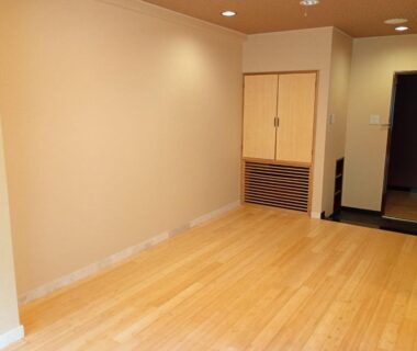 Empty room with wooden floor, built-in cabinet and entrance alcove at Banshō Nasu-Shiobara, Tochigi
