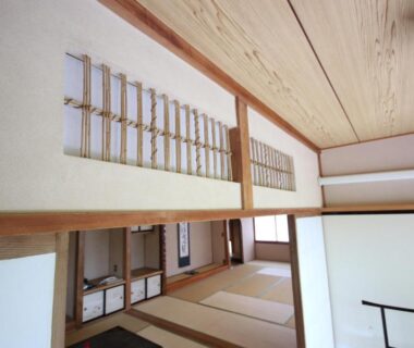 Traditional tatami interior with sliding doors and wooden ceiling at Jinpyōkaku Honten, Nagano