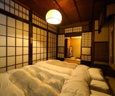 Tatami room with futon bedding and shoji screens at auberge de Miyagawachō in Kyoto