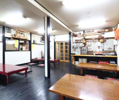 Low tables and floor cushions at Fujimi Sansō dining area, Shizuoka