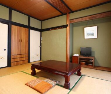 Tatami room with low table, floor cushions and shoji screens at Fujimi Sansō in Shizuoka, Chūbu, Japan