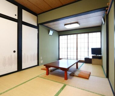 Traditional tatami room with low table and shoji at Fujimi Sansō in Shizuoka, Chūbu