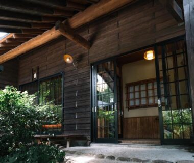 Wooden entrance with shoji doors and stone steps at 山荘 紗羅樹 Syaranoki in Ōita, Kyūshū