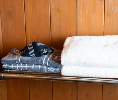 Folded towel and yukata on wooden rack at 山荘 紗羅樹 Syaranoki, Ōita ryokan