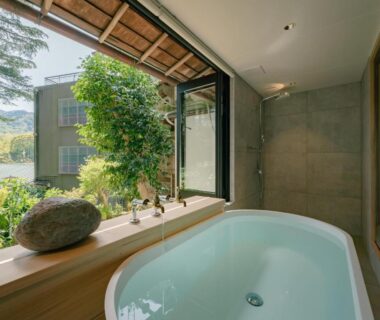 Indoor soaking tub with open window and garden view at 巛-sen-Yugawara, Kanagawa
