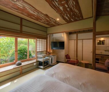 Japanese tatami room with twin beds, shoji screens and garden view at 巛-sen-Yugawara Kanagawa