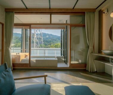 Tatami room with seating and balcony bathtub at 巛-sen-Yugawara overlooking Kanagawa hills
