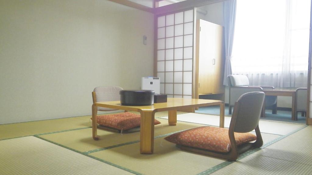 Tatami room at Nunobiki Onsen Komoro Nagano Tatami room with low table, zaisu chairs and shoji screens at Nunobiki Onsen Komoro, Nagano