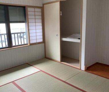Tatami room with shoji window and open closet at Mei Wa Inn Kyoto