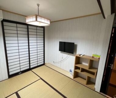 Tatami room with shoji screens and wall-mounted TV at 明和荘Mei Wa Inn Kyoto