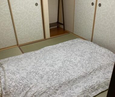 Tatami room with single futon and sliding fusuma at 明和荘Mei Wa Inn Kyoto