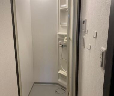 Narrow white shower cubicle with handheld shower, 明和荘 Mei Wa Inn, Kyoto Kansai Japan