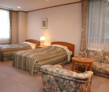 Twin beds with floral sofa and armchairs in Zuihōen Arima room, Hyōgo Kansai