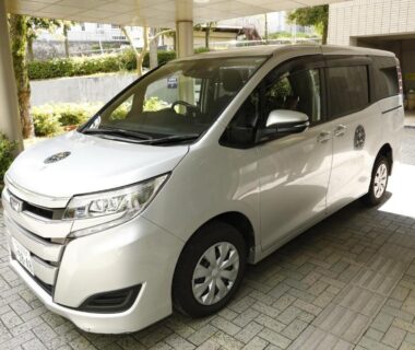 Silver shuttle van parked under a covered entrance at Zuihōen Arima ryokan in Hyōgo