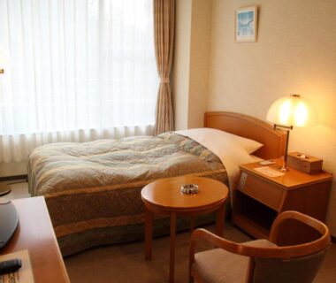 Single bed room with round table, chairs and TV at Zuihōen Arima in Hyōgo, Kansai