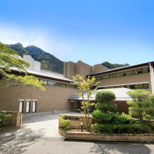 Entrance courtyard and landscaped gardens of La Conte Arima with mountain backdrop in Arima Onsen, Hyōgo