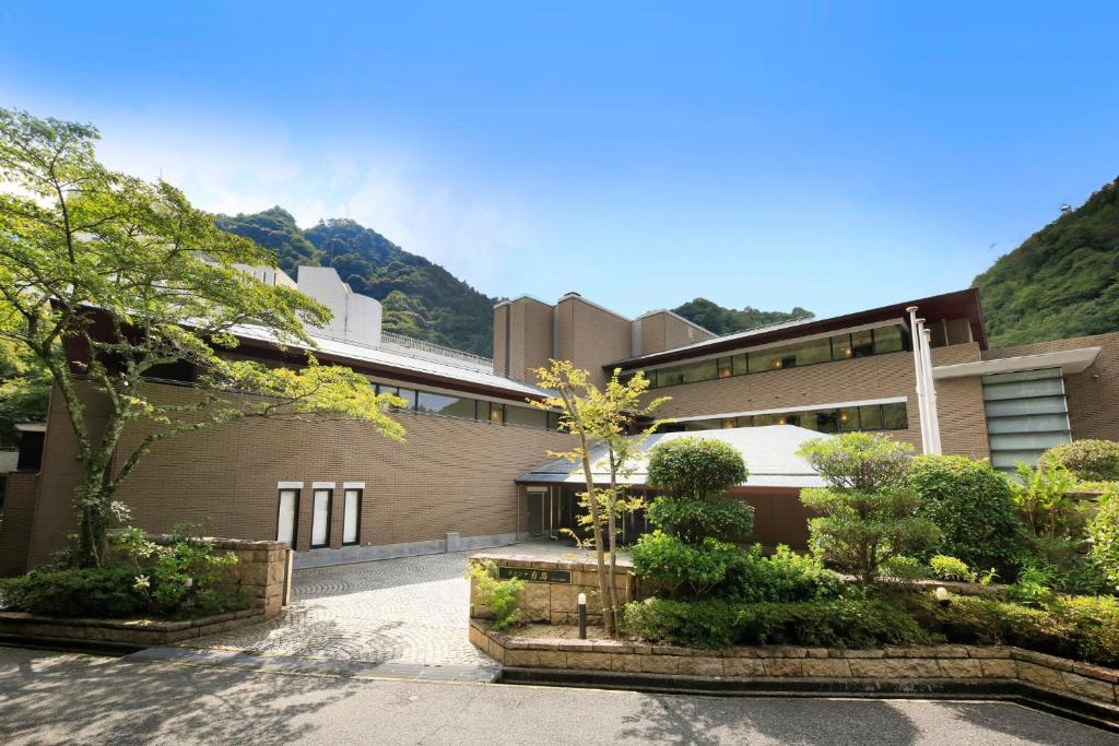 Ryokan exterior at La Conte Arima Hyōgo Entrance courtyard and landscaped gardens of La Conte Arima with mountain backdrop in Arima Onsen, Hyōgo