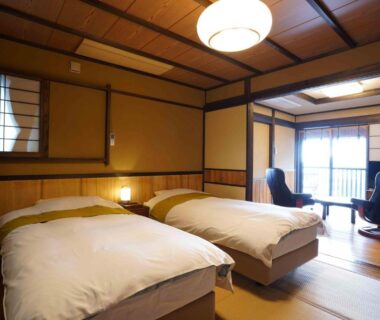 Tatami room with twin beds and shoji screens at Kiri no Kaori Sakura in Shizuoka, Chūbu