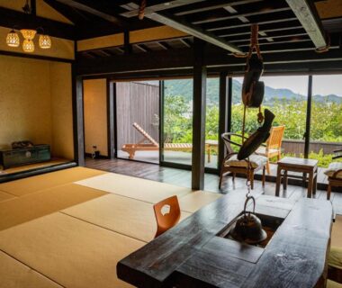 Musōan Biwa, pavillons privés dans une crique boisée