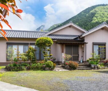 Front garden and facade of 楽心館Yufuin Private Villa Rakushinkan in Ōita, Kyūshū, Japan