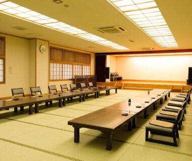 Large tatami banquet room with low tables and floor chairs at Ichinose in Shizuoka
