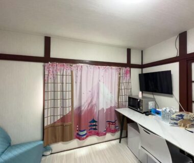Work desk, wall TV and Mount Fuji curtains at Futago no Yado bâtiment sud à Asakusa Tokyo