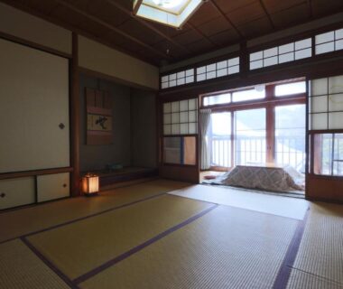 Traditional tatami room with shoji screens, tokonoma alcove and low seating at 清浄心院 in Wakayama