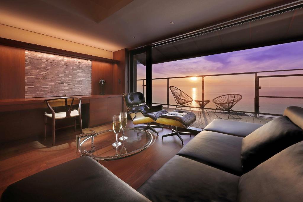Sea view lounge at Yūsuitei Isagoya Yamagata Modern lounge with glass doors, balcony and sea view at Yūsuitei Isagoya Yamagata
