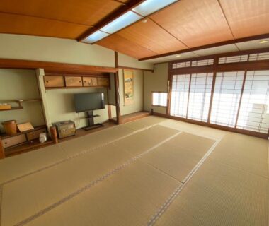 Traditional tatami room with shoji screens, tokonoma alcove and wooden ceiling at Yuyado Sasakura, Hyōgo
