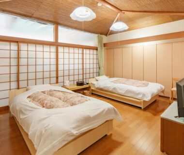 Bright guest room with twin beds, shoji screens and wooden flooring at Shōgetsu, Kinomiya in Atami, Shizuoka Japan