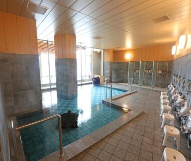 Indoor communal onsen with tiled pool, shower stations and seating at Yunoyado Hiratsuru, Atami, Shizuoka, Chūbu Japan