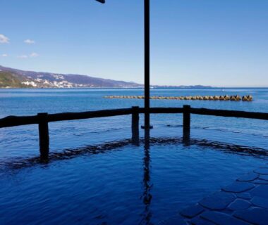 Wooden onsen bath overlooking coastline at Yunoyado Hiratsuru, Atami Onsen, Shizuoka, Chūbu, Japan