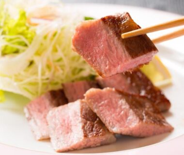 Sliced seared beef with salad and chopsticks at Koemon auberge apaisante in Hyōgo Kansai