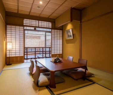 Traditional tatami room with low table, floor cushions and shoji screens at Kyōka auberge de Gion in Kyoto