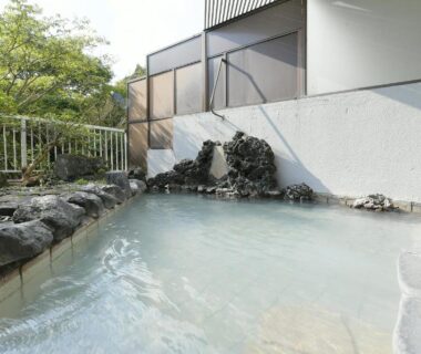 Outdoor stone onsen bath with milky water at 箱根芦ノ湖 HOTEL RaKuun, Kanagawa, Japan