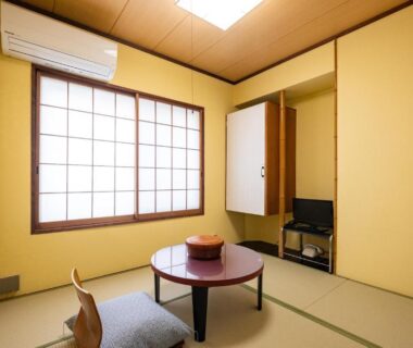 Tatami room with low round table and floor chair at Zuihō-sō hébergement sans repas, Shizuoka, Chūbu