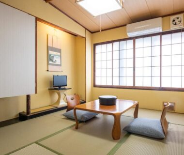 Traditional tatami room with low table, zabuton cushions and shoji screens at Zuihō-sō hébergement sans repas in Shizuoka