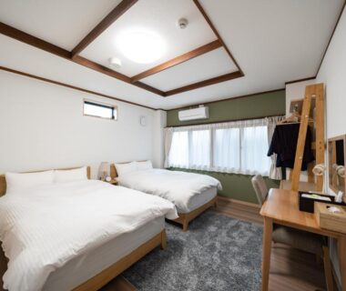 Two single beds in Western-style room at 素泊り旅館 Yururi in Ōita, Kyushu