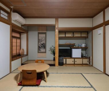 Spacious tatami room with low table, zabuton cushions, shoji doors and traditional alcove at 素泊り旅館 Yururi in Ōita