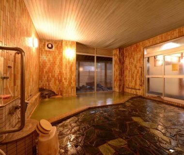Indoor stone-floor onsen with wooden ceiling and ladle at Fukubikiya Hōraikan, Niigata, Chūbu