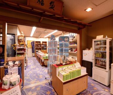 Shelves of souvenirs and local goods in Fukubikiya Hōraikan gift shop, Yomogihira Onsen, Niigata