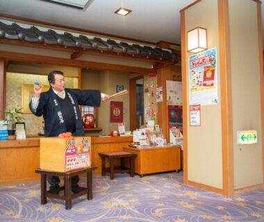 Reception desk with staff in traditional attire at Fukubikiya Hōraikan, Niigata