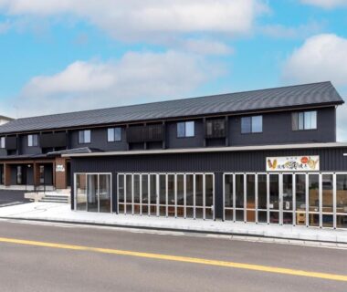 Two-story dark wood ryokan with large ground-floor windows, Isamiya auberge du voyage et de la découverte, Fukushima